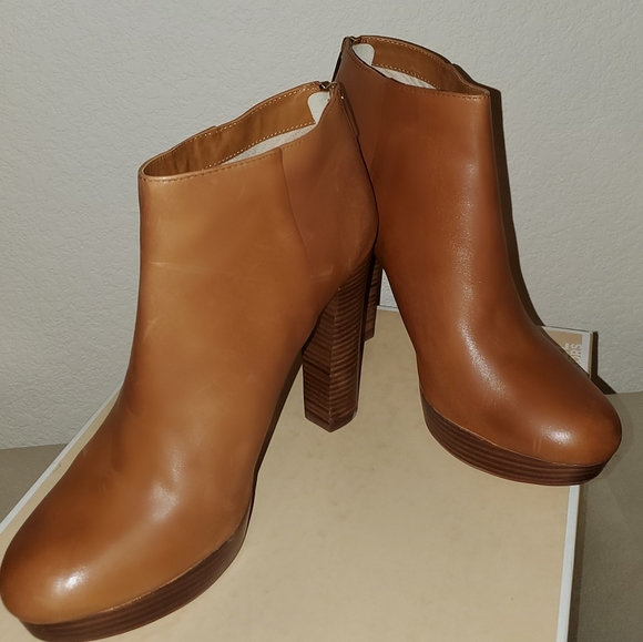 Michael Kors Lesley Ankle Boot - Picture 6 of 8